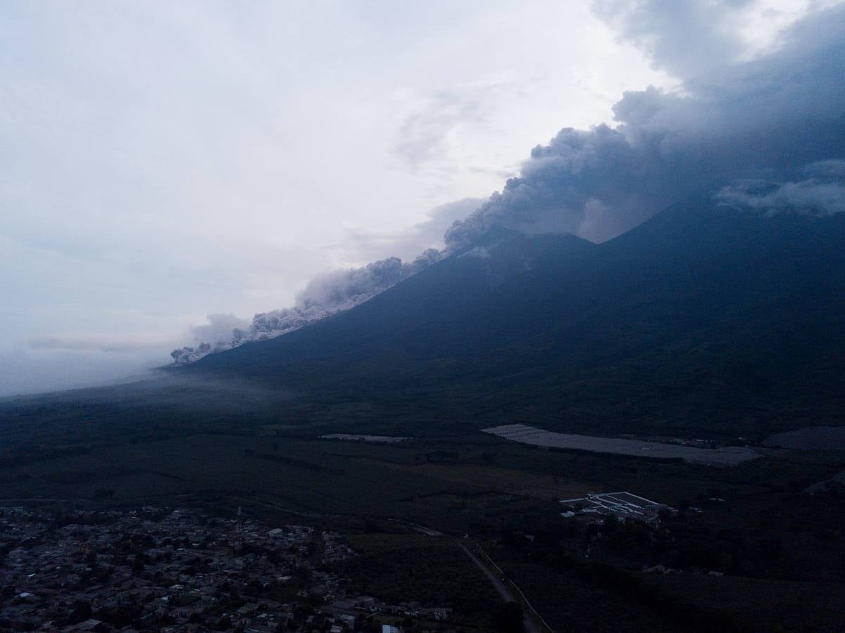 La erupción del volcán de Fuego en Guatemala ha causado al menos una treintena de muertos, aunque la cifra sigue aumentando. Las fuerzas de seguridad y salvamento se han movilizado para salvaguardar a los afectados que se cuentan por miles.