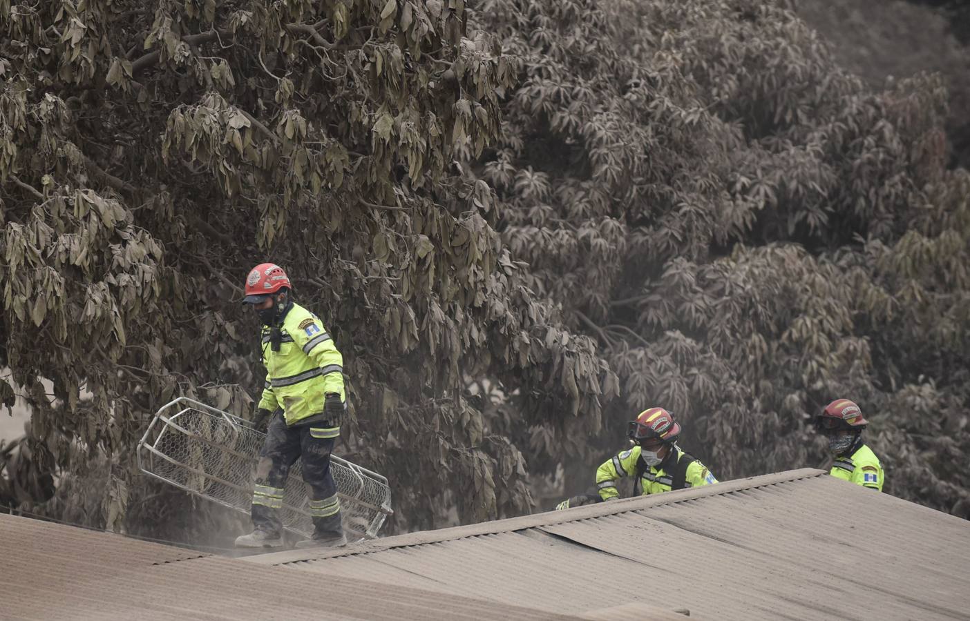 La erupción del volcán de Fuego en Guatemala ha causado al menos una treintena de muertos, aunque la cifra sigue aumentando. Las fuerzas de seguridad y salvamento se han movilizado para salvaguardar a los afectados que se cuentan por miles.