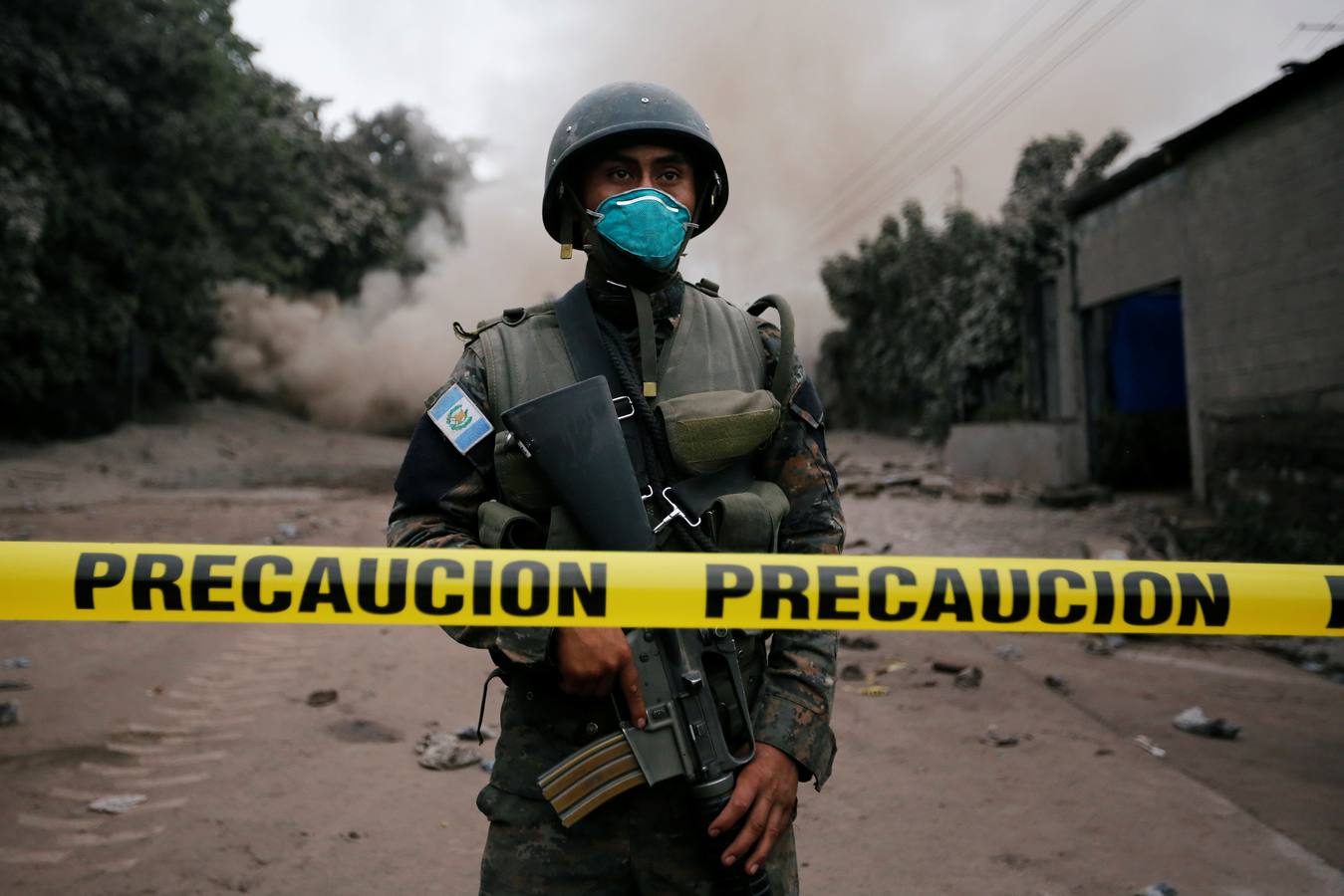 La erupción del volcán de Fuego en Guatemala ha causado al menos una treintena de muertos, aunque la cifra sigue aumentando. Las fuerzas de seguridad y salvamento se han movilizado para salvaguardar a los afectados que se cuentan por miles.