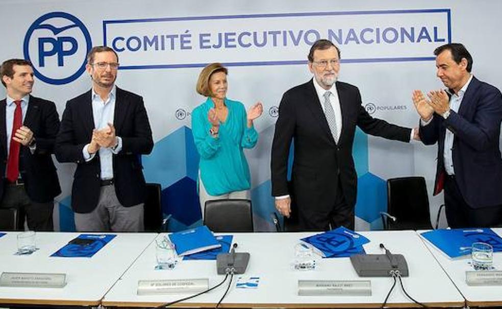 Mariano Rajoy, aplaudido por los suyos.