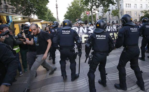 Policías intervienen en la manifestación contra el desalojo del centro social 'Can Vies'. 