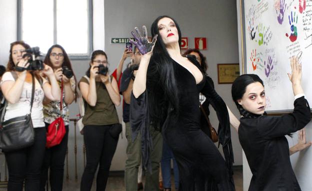 La «terriblemente» divertida 'Familia Addams' veranea en Málaga