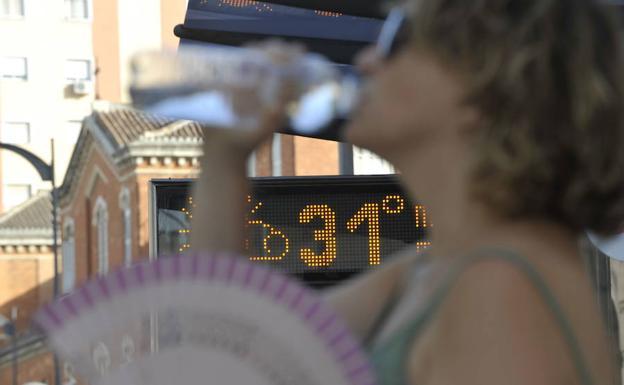 El terral sube el termómetro en Málaga pero el verano se resiste a llegar