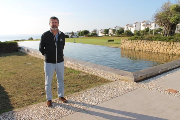 Juan Pablo Arriaga posa en las instalaciones de Alcaidesa Golf, donde ejerce como director. :: sur