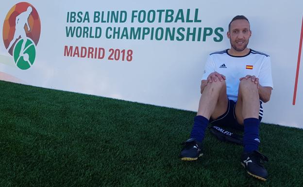 Martín Gaitán posa en el campo de fútbol Sagrado Corazón de Chamartin, escenario oficial del Mundial.