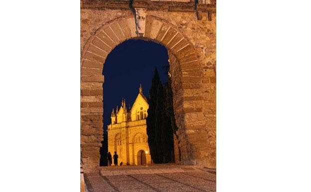 1. Arco de los Gigantes, de noche.