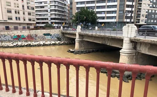 Imagen del río Guadalmedina, en Málaga capital, con bastante agua este miércoles por la mañana.