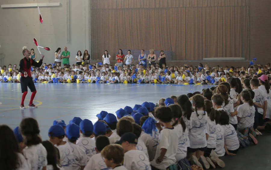 El colegio Cerrado de Calderón ha inaugurado su tradicional Deportiada, que cumple ya 36 ediciones. Álex Pastor, que fue campeón del mundo de kitesurf, exalumno del colegio Cerrado de Calderón, ha sido el encargado de 'encender' el pebetero virtual en el pabellón deportivo del centro escolar.