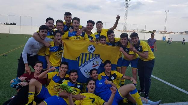 El equipo juvenil del Almargen celebra el ascenso ante su afición. :: sur