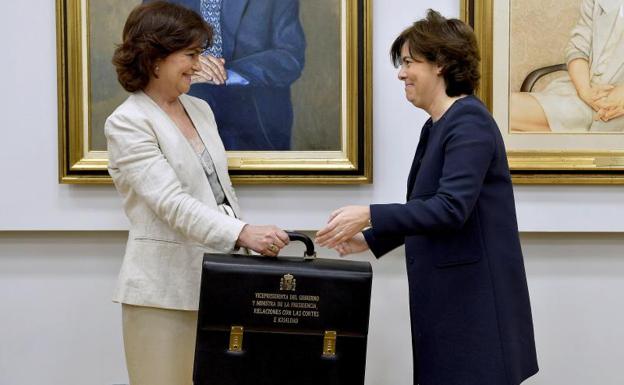 Carmen Calvo recibe la cartera de manos de Soraya Sáenz de Santamaría.