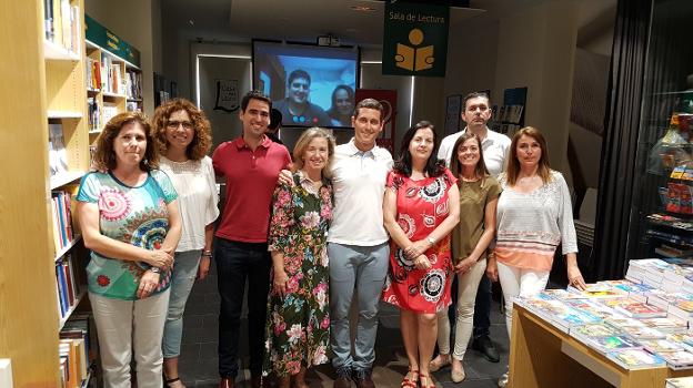 Los participantes en este encuentro de intercambio de experiencias educativas, ayer en la Casa del Libro. :: salvador salas