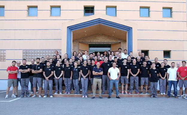 Los hermanos Franco con toda la plantilla, a las puertas de la fábrica de Lucena. 