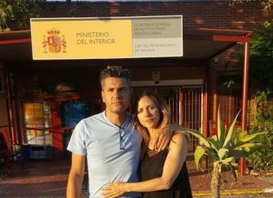 Imagen secundaria 1 - La pareja, en los inicios de su relación, que comenzó hace 24 años. Isidro perdió 12 kilos en prisión. Isidro, en el centro, entre Juan Carlos (izqda) y Eduardo.