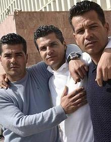 Imagen secundaria 2 - La pareja, en los inicios de su relación, que comenzó hace 24 años. Isidro perdió 12 kilos en prisión. Isidro, en el centro, entre Juan Carlos (izqda) y Eduardo.