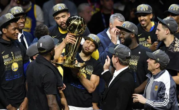 Stephen Curry sujeta el trofeo de los Warriors.