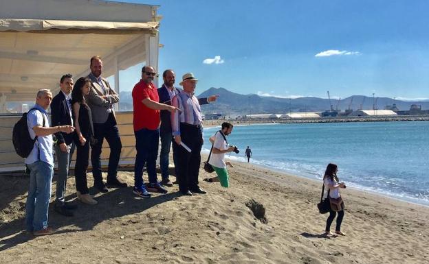 Cassá y los vecinos muestran la pérdida de playa delante del chirinquito Pedro Gutiérrez.