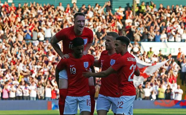 Los jugadores ingleses celebran un gol. 