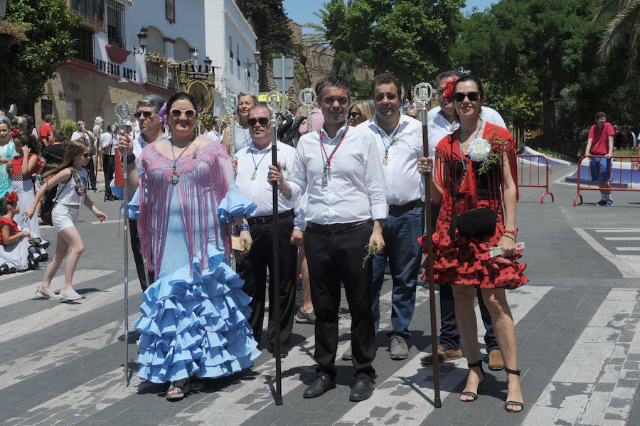 Miles de personas acompañan al patrón durante la procesión que ha discurrido en un clima festivo y bajo un sol de justicia 