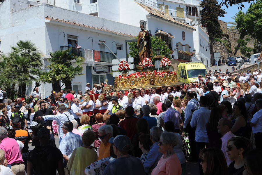 Miles de personas acompañan al patrón durante la procesión que ha discurrido en un clima festivo y bajo un sol de justicia 