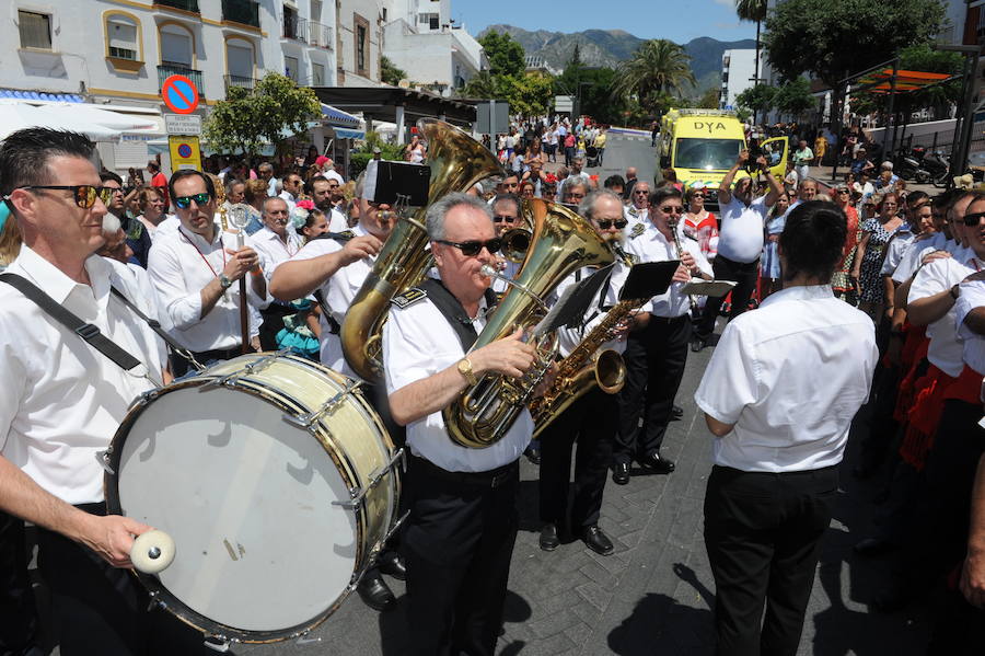 Miles de personas acompañan al patrón durante la procesión que ha discurrido en un clima festivo y bajo un sol de justicia 