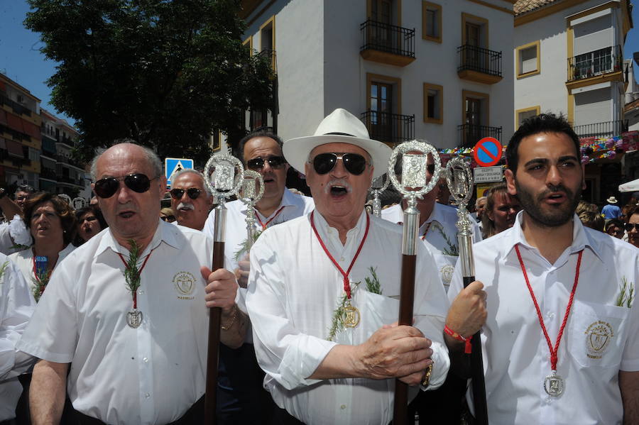 Miles de personas acompañan al patrón durante la procesión que ha discurrido en un clima festivo y bajo un sol de justicia 