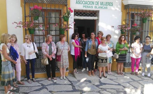 Concentración de mujeres en Estepona en repulsa por la supuesta agresión sexual 