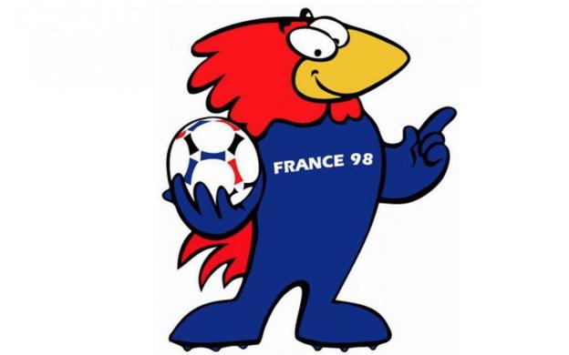 Francia 1998 - Footix. Saber que en un Mundial organizado por Francia la mascota iba a ser un gallo no fue una sorpresa para nadie. Footix, creado por Fabrice Pialot, era el gallo típico francés con los colores de su país. Su nombre surge de la composición de dos conceptos: 'Foot' por football y la terminación -ix, como guiño a otro de los símbolos del país vecino, Astérix el galo. Su nombre ganó en una encuesta entre los franceses en las que también estaban otras opciones como Zimbo, Houpi, Gallik y Raffy. Además, Footix era totalmente azul con la cabeza roja.