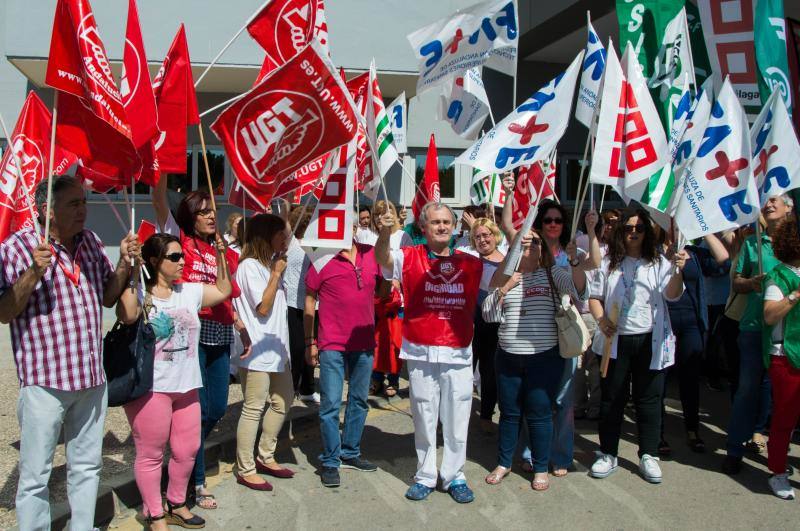 Sindicatos y profesionales acuden a la protesta, celebrada en el recinto del Hospital Clínico