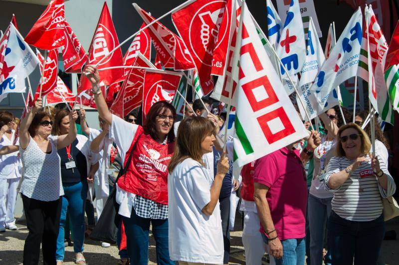 Sindicatos y profesionales acuden a la protesta, celebrada en el recinto del Hospital Clínico