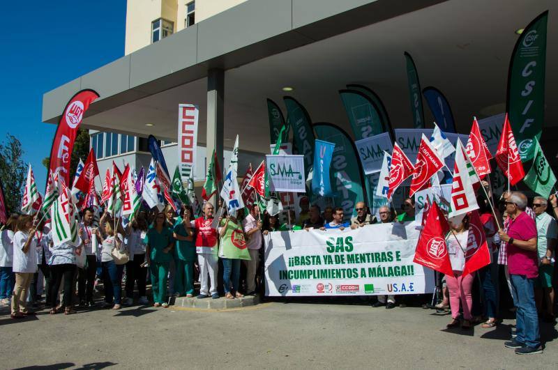 Sindicatos y profesionales acuden a la protesta, celebrada en el recinto del Hospital Clínico