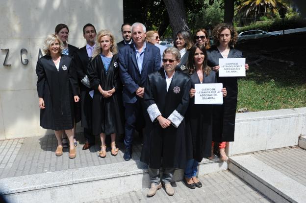 Concentración de los letrados de la Administración de Justicia, ayer en Marbella. :: josele-lanza