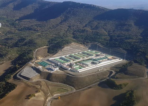 Vista panorámica del centro penitenciario de Zaballa, uno de los que podría escoger Urdangarin para cumplir su pena por la proximidad a Vitoria, donde residen su madre y hermanos. :: r. c.