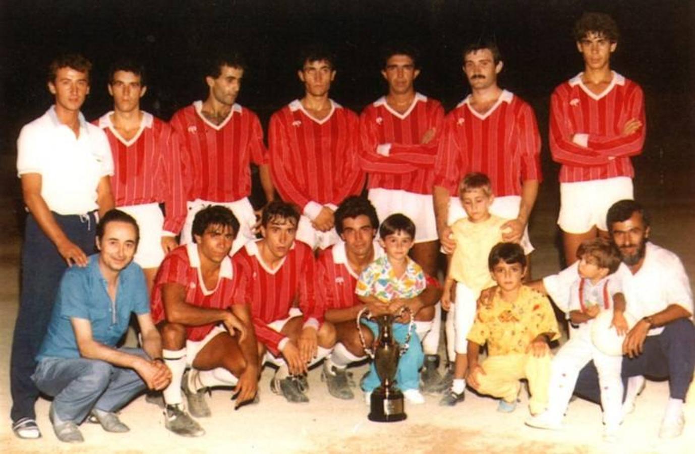 Foto de equipo de los inicios de Fernando Hierro en su localidad, Vélez Málaga. Hierro es el que se situa primero en la fila superior de la imagen. La fotografía es cedida a este periódico por el periodista veleño Jesús Hurtado.