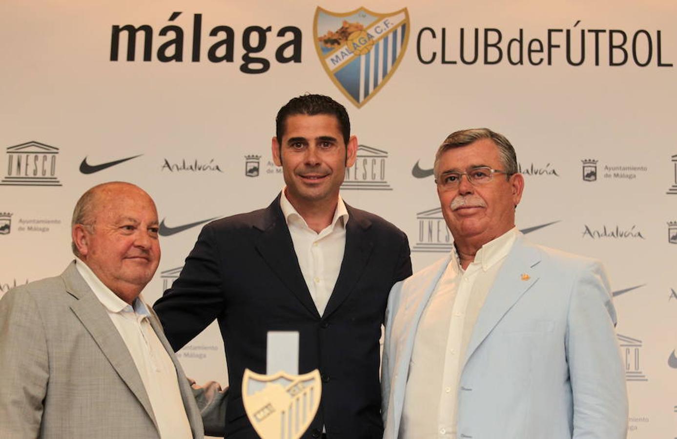 En julio de 2011, el Málaga ficha a Fernando Hierro como Mánager General de la entidad de Martiricos.