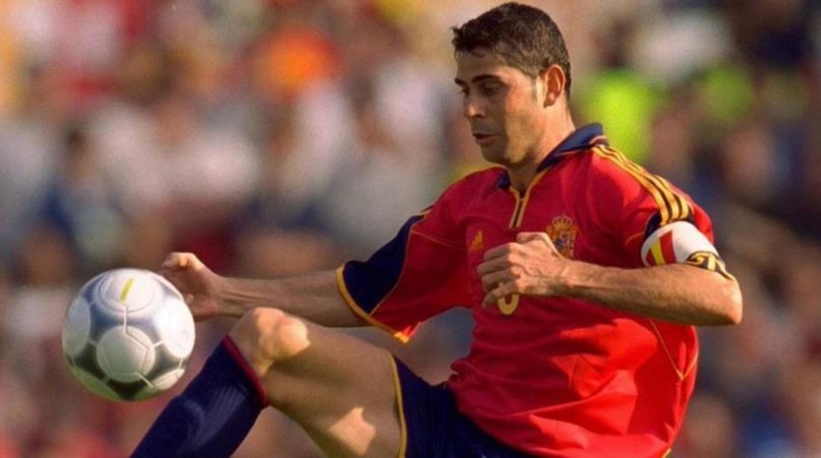 Fernando Hierro ha jugado 89 partidos oficiales como internacional con España y ha marcado 29 goles. Solo ha perdido 9 partidos con La Roja. Jugó cuatro Mundiales (Italia 90, Estados Unidos 94, Francia 98 y Corea del Sur y Japón 2002) y tres Eurocopas (Suecia 92, Inglaterra 96 y Bélgica y Países Bajos) como absoluto.