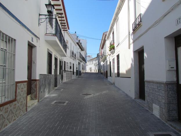 Calle Doctor Dávila, con varias viviendas por reformar. :: sur