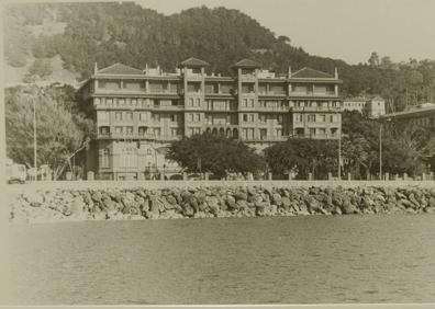 Imagen secundaria 1 - Otra imagen reciente de los altos edificios a pie de playa. Escollera de roca en la fachada trasera del Hotel Miramar. Posteriormente se construiría el paseo Marítimo. Fotografía antigua del litoral, donde se aprecia perfectamente la huella del ferrocarril.