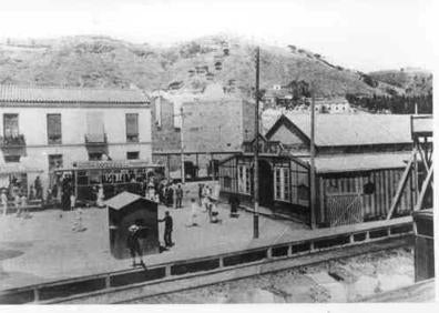 Imagen secundaria 1 - Antonio Martín, en los 70, cuando ya era conocido como uno de los mejores restaurantes de la ciudad. Entrada a los baños de Apolo, con el tranvía y el primer tendido del tren. La Farola, con el edificio del Salvamento de Náufragos. 