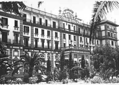 Imagen secundaria 1 - Imagen antigua de La Malagueta. Fotografía antigua del Hotel Miramar, en cuya parcela se ubicó la primera azucarera de Larios. Mirador de los baños de Apolo, punto de encuentro de las familias más pudientes. 