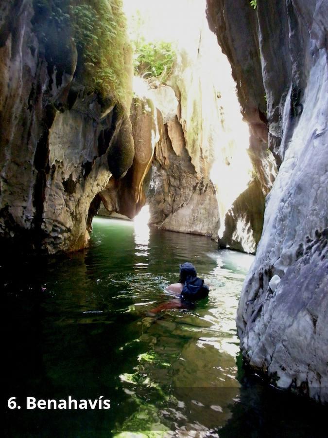 6. Benahavís. Al igual que Ojén, a Benahavís no le hace falta playa para ser un buen destino veraniego. De hecho, la tiene a tan sólo un paso, en el territorio de Marbella. Pero Benahavís tiene como alternativa las Angosturas de su río Guadalmina, donde aguardan la impresionante Charca de las Mozas y un recorrido fluvial de lo más trepidante. Además, el municipio, que cuenta con una oferta hotelera de gran nivel -con hoteles de cuatro y cinco estrellas-, es conocido como el ‘rincón gastronómico de la Costa del Sol’ por la cantidad de sus establecimientos de restauración. Mira aquí donde se sitúa.