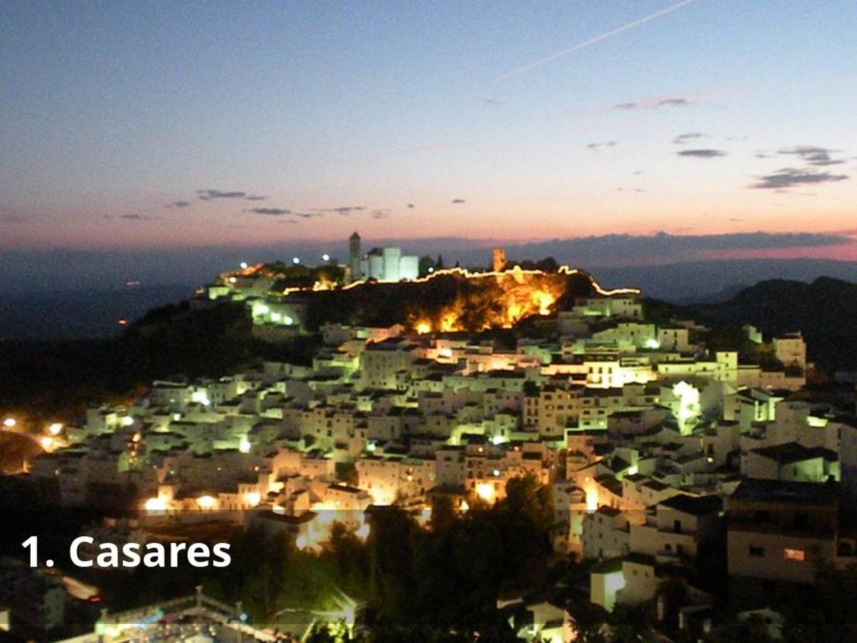 Este pueblo no es un destino idóneo para disfrutar del verano sino también del resto del año. Eso sí, en la época estival muestra muchas de sus virtudes. En su término municipal, hay dos kilómetros de playa, en los que hay chiringuitos espectaculares, como La Sal; enclaves ecológicos espectaculares, como el paraje natural de Sierra Crestellina o el conjunto kárstico de la Utrera; un importante legado histórico, que incluye desde su castillo árabe y su antigua parroquia de la Encarnación hasta los Baños de la Hedionda, un balneario de aguas sulfurosas de acceso gratuito. A todo ello hay que añadir unas vistas espectaculares desde lo alto del pueblo, que está a su vez protegido como casco de interés histórico. La gastronomía es otro atractivo más. Allí se pueden comprar y consumir desde un pan tradicional hasta el queso de cabra payoya de Sierra Crestellina. El municipio cuenta con algunos hoteles y casas rurales para alojamiento. Aquí puedes ver dónde se sitúa.