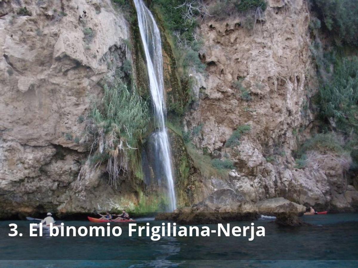 3. El binomio Frigiliana-Nerja. Por la escasa distancia que les separa y por el paisaje que comparten, los municipios de Frigiliana y Nerja conforman un binomio turístico de lo más completo para verano. De hecho, ambas localidades, asentadas en las estribaciones de la Sierra de Almijara tienen mucho que ofrecer para verano. Los que quieran moverse en plena naturaleza podrán hacerlo con rutas senderistas en sus ríos -Chíllar e Higuerón- o en sus playas de los Acantilados de Maro, donde pueden moverse incluso el kayak. Los que busquen agradables paseos cuando el sol se ponga podrán hacerlo por el ‘Barribarto’ de Frigiliana, por el Balcón de Europa de Nerja o por la aldea de Maro, donde se disfrutará, en cualquier caso, de vistas espectaculares. La gastronomía, que gira en torno a la cocina marinera y a los subtropicales, es otro factor más para decantarse por este destino tan completo. Además de varios hoteles, existe la opción de alojarse en apartamentos turísticos. Descubre su ubicación en la Axarquía.
