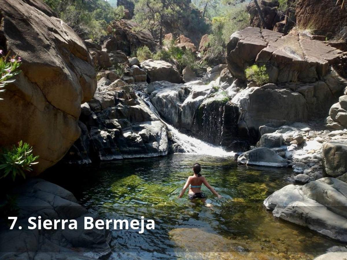 Entre Estepona y el Valle del Genal, se erigen las rojizas montañas de Sierra Bermeja, donde aguardan parajes de gran belleza en una segunda línea de playa. De hecho, en este enclave, protegido en parte como paraje natural -Los Reales de Sierra Bermeja-, aspira todavía hoy a ser parte de un futuro parque nacional gracias a su singular geología y a su biodiversidad. Allí se pueden hacer sosegados recorridos por el Paseo de los Pinsapos o disfrutar de las vistas espectaculares que se tienen de la Costa del Sol o incluso del Estrecho de Gibraltar. Los más aventureros lo pasarán en grande en sus rutas fluviales, como las que se pueden hacer por los ríos Almanchares, Castor o Padrón, entre otros. Eso sí, al ser un enclave gran valor ecológico, no será posible encontrar alojamientos en el mismo espacio protegido, pero sí en su entorno, ya sea en Marbella, en Genalguacil, en Jubrique o en Casares. Descubre aquí su ubicación.