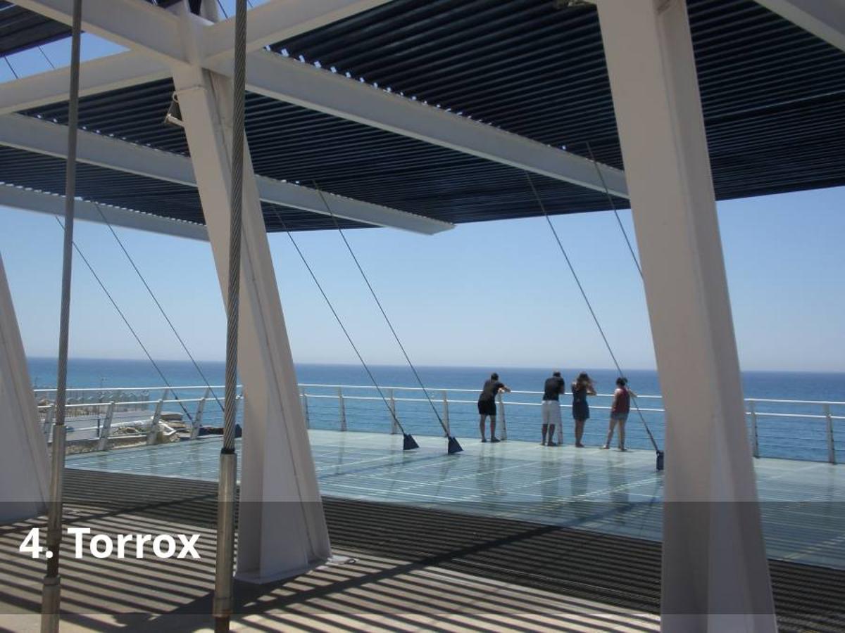 Este municipio de la Axarquía es uno de los que puede presumir de una ubicación estratégica, que pasa por tener litoral e interior. Así, aquí toca distinguir entre el casco antiguo de Torrox Pueblo, con sus reminiscencias andalusíes, y Torrox Costa, donde hace años que se han asentado cientos de residentes alemanes. Su cuidado paseo marítimo, en el que se puede ver restos de un asentamiento romano, las calles con encanto del pueblo o la variada gastronomía motivarán a hospedarse durante unos días en este municipio. Sobre todo, si se tiene en cuenta que la localidad presume desde hace años de tener ‘el mejor clima de Europa’. Al menos así reza uno de sus principales lemas turísticos. Conoce aquí donde se encuentra.