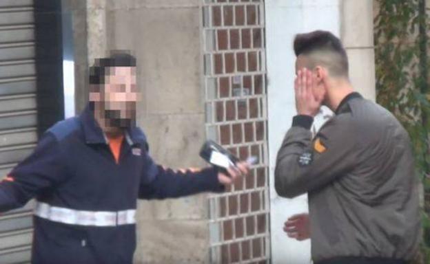 Una imagen del vídeo después de que el repartidor abofeteara al youtuber en una calle de Alicante. 