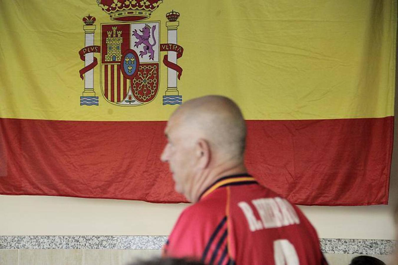 Enfrente del polideportivo que lleva el nombre del reciente entrenador de España en Vélez Málaga, uno de los hermanos de Fernando Hierro regenta un bar donde se viven los éxitos del veleño desde 2001. Es punto de reunión entre familia y conocidos. Aunque nunca como en de esta ocasión. Así se vivió el partido de La Roja en el bar de la familia de Fernando Hierro, en fotos.