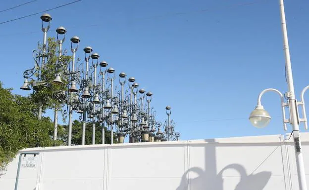 Farolas que se retiraron por la obra del metro, almacenadas en el real de Cortijo de Torres.