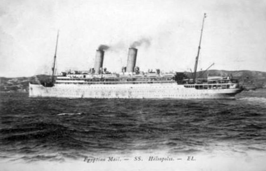 Imagen secundaria 1 - Foto superior: Esteban Benítez y María Molero, en Hawái en el año 1934. Segunda imagen: El barco SS Heliópolis, en 1907, fecha del viaje que llevó a miles de familias andaluzas a las islas del Pacífico. Abajo: La estadounidense Susan Tavares, en la casa en la que nació su abuelo Esteban en Cuevas de San Marcos. 