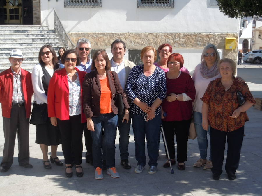 Susan Tavares-Kenney (con camisa naranja), en Cuevas de San Marcos, con los primos que la recibieron en el pueblo de sus antepasados.