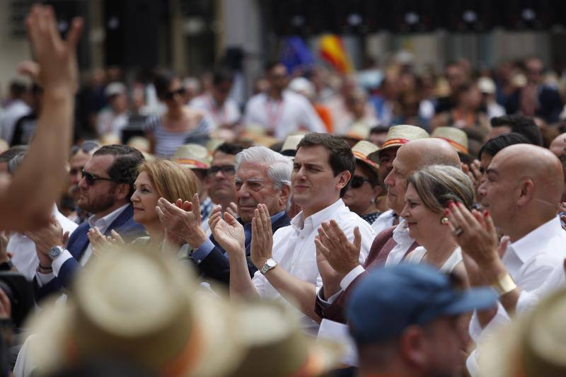 Rivera exhibe «patriotismo» en Málaga para contrarrestar el golpe de efecto de Sánchez